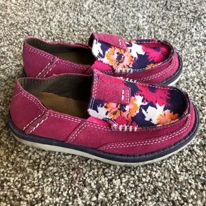 Girls Ariat Cruiser shoes.
